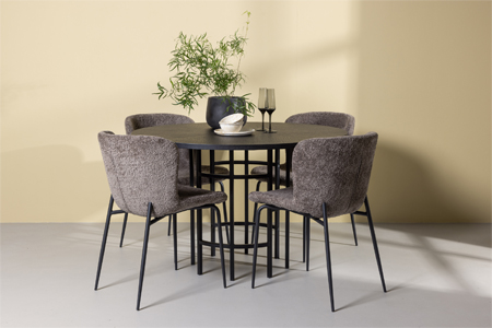 table ronde bois foncé et chaise en tissu bouclé